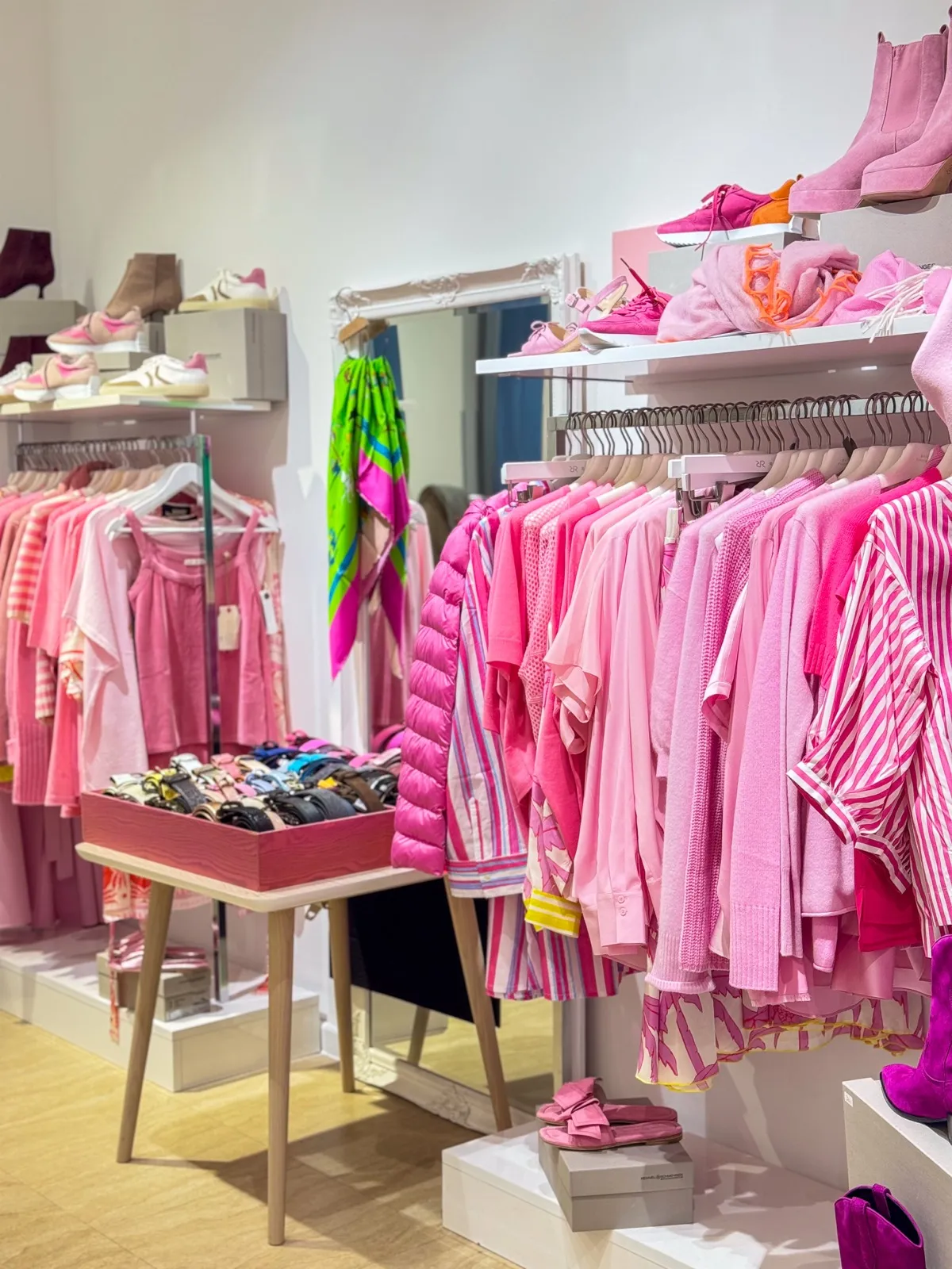 FRAUENZIMMER boutique — close-up of hand-picked fashion