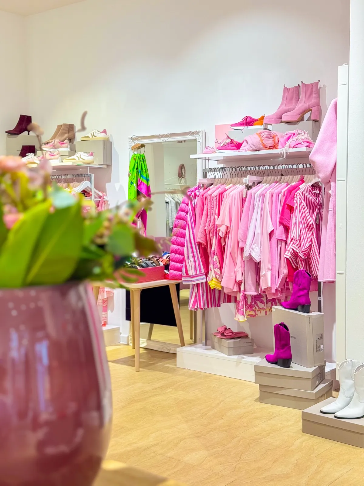 Boutique FRAUENZIMMER — lovingly designed interior with curated fashion