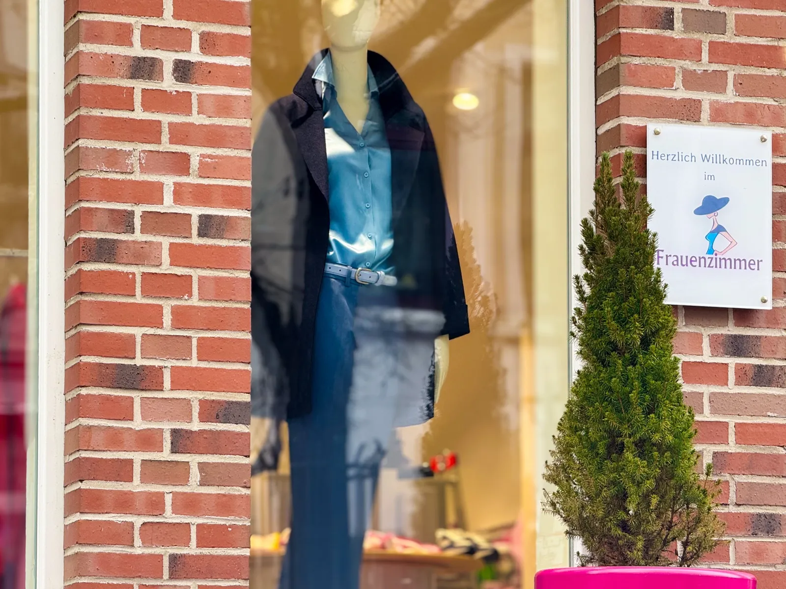 Interior view of the FRAUENZIMMER boutique in Buxtehude — showroom with curated women's fashion